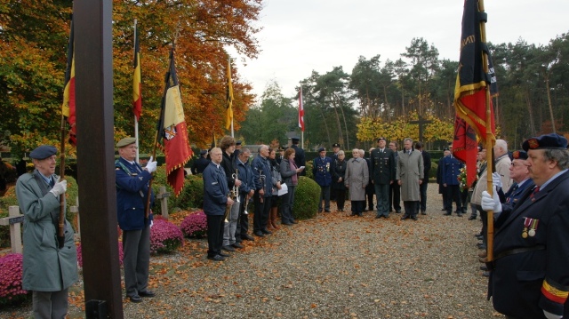 img/Monumenten/Kaart/2009.11.01KransneerleggingBrasschaat135.JPG