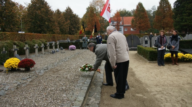 img/Monumenten/MtH/2009.11.01KransneerleggingBrasschaat86.JPG