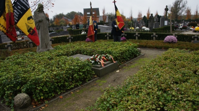 img/Monumenten/centrum/20091101KransneerleggingBrasschaat61.JPG